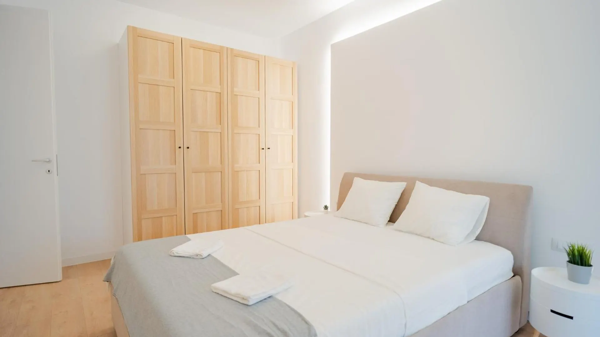 High-End Apartments In Politehnica Park - Iuliu Maniu 6R - New Bucharest Romania
